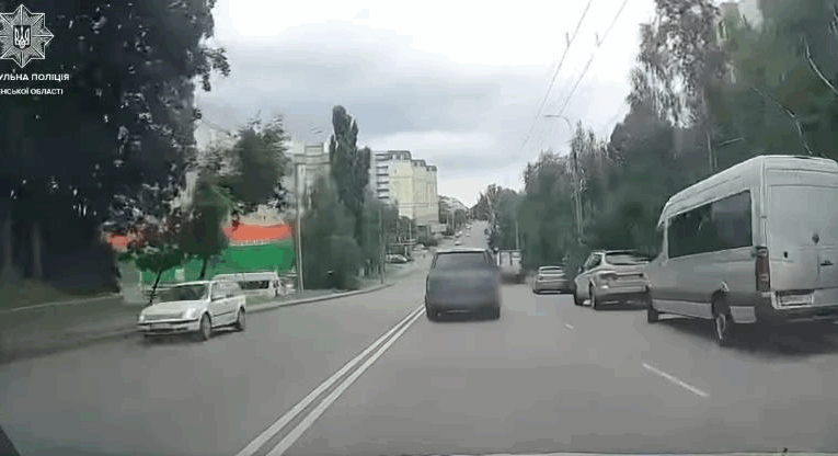 У Рівному п’яний водій врізався в магазин, тікаючи від патрульних