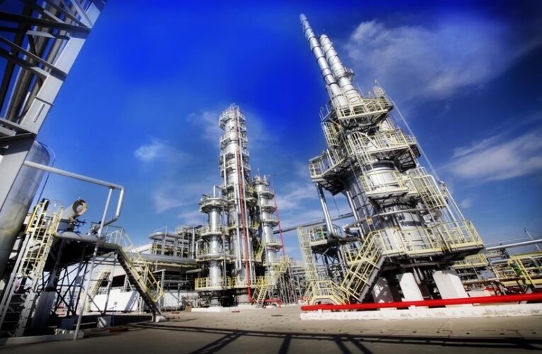 У Росії заявили про атаку дронів на Ільський НПЗ