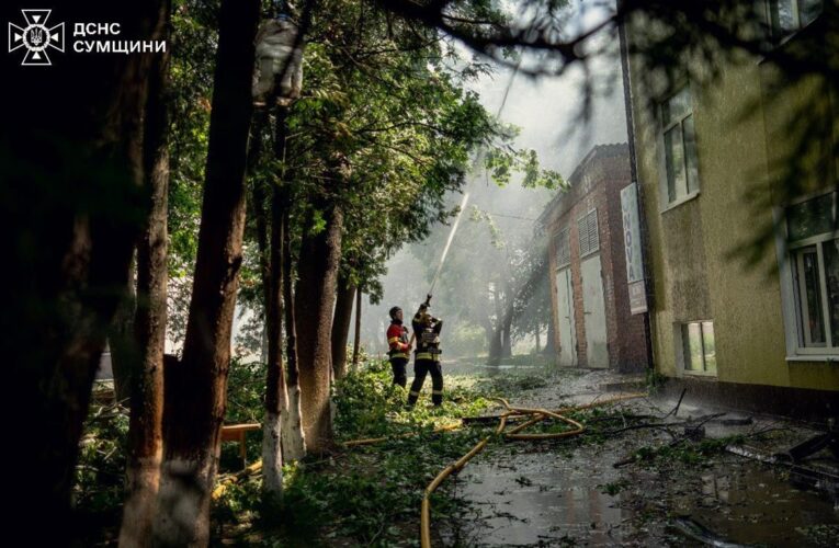 У Сумах росіяни повторно вдарили по місцю, де працювали рятувальники