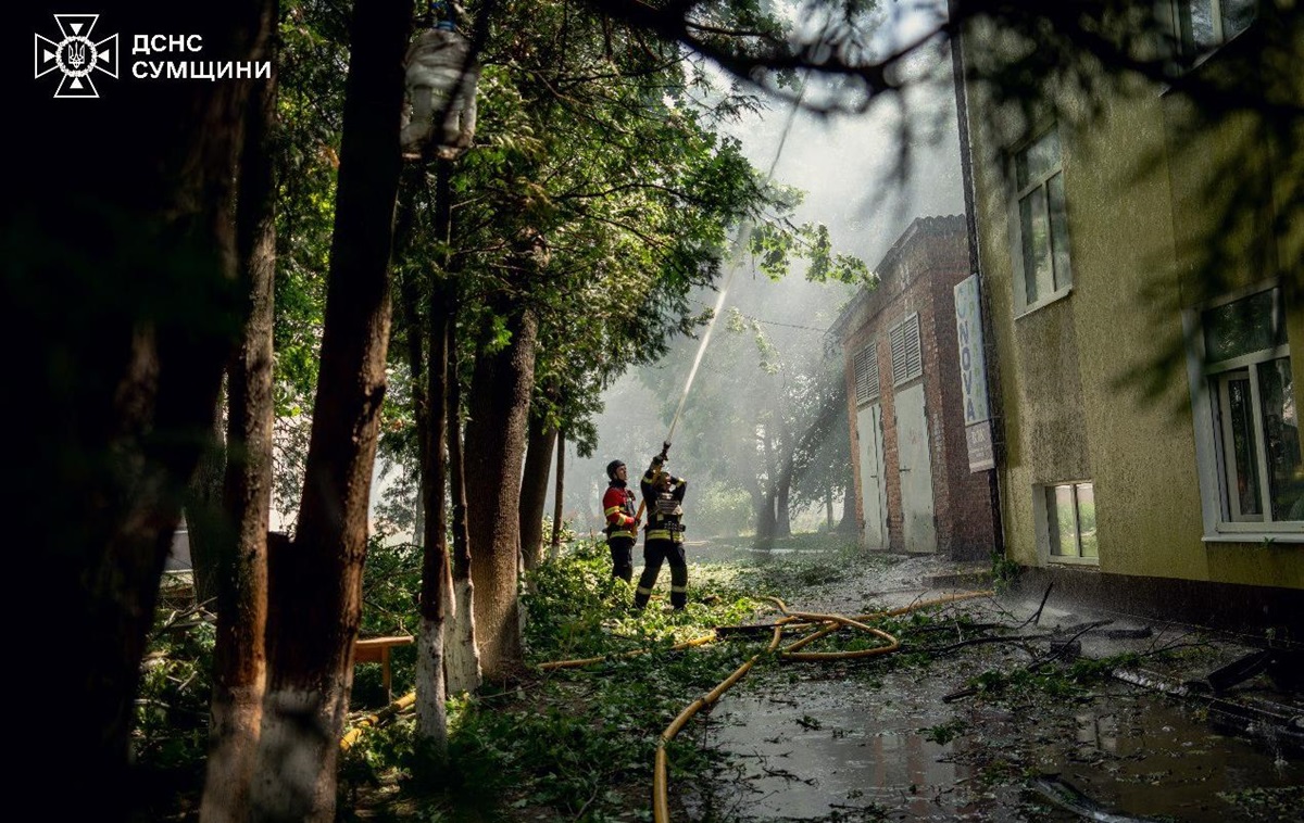 Новини України - У Сумах росіяни повторно вдарили по місцю, де працювали рятувальники