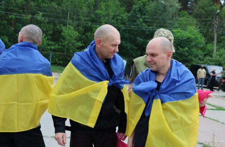 Україна повернула з полону військових і цивільних