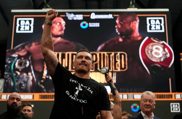 Усик прибув на Вемблі на бій проти Дюбуа