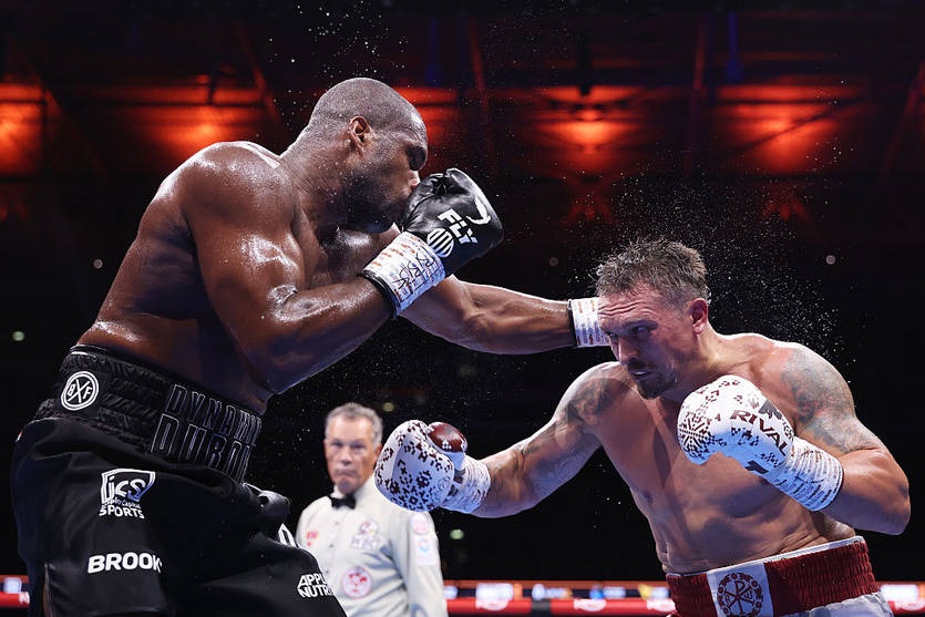 Новини спорту - Усик у другому бою нокаутував Дюбуа: відео