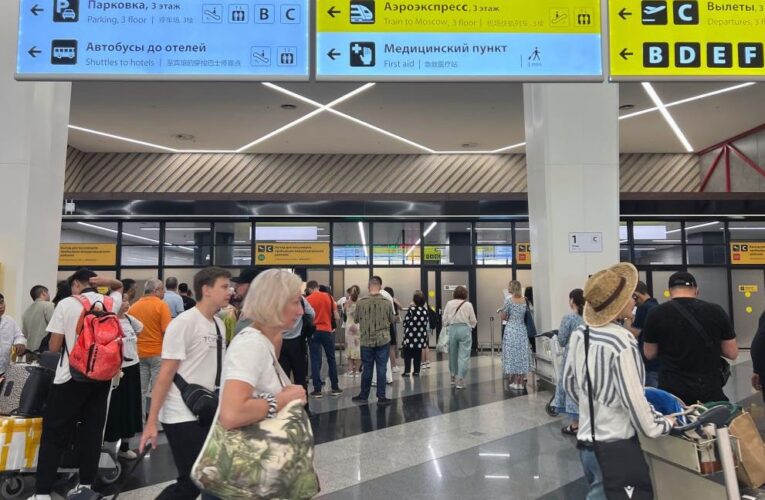 В аеропортах Москви триває колапс через дрони: пасажирам видають килимки