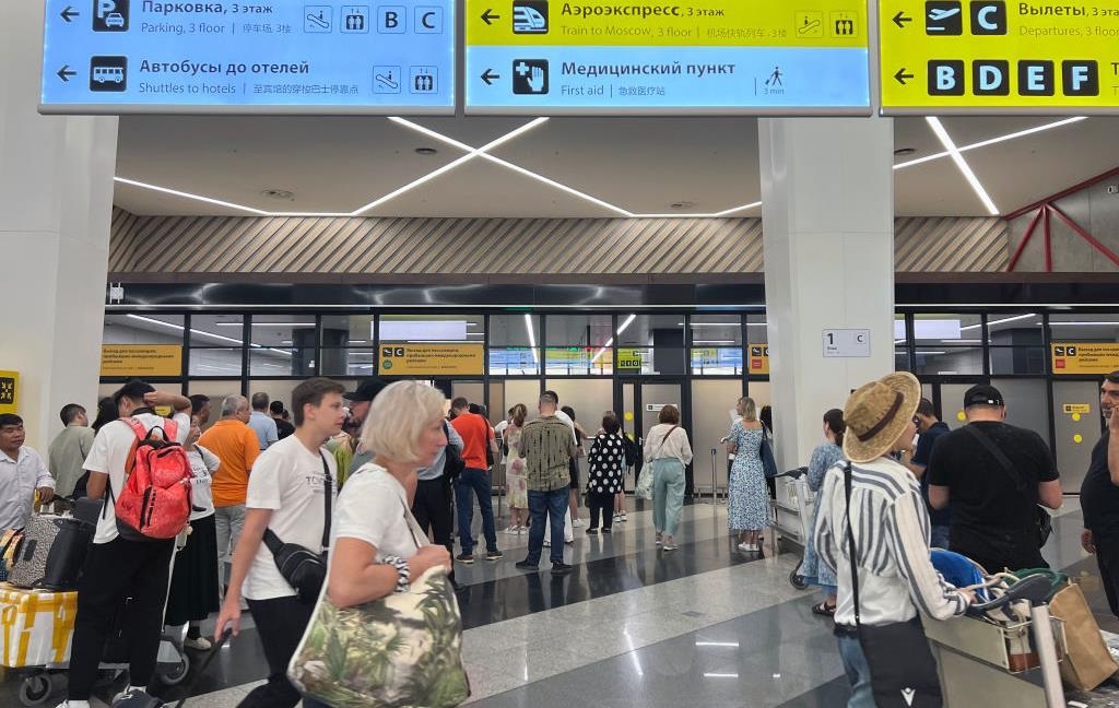 Новини світу - В аеропортах Москви триває колапс через дрони: пасажирам видають килимки