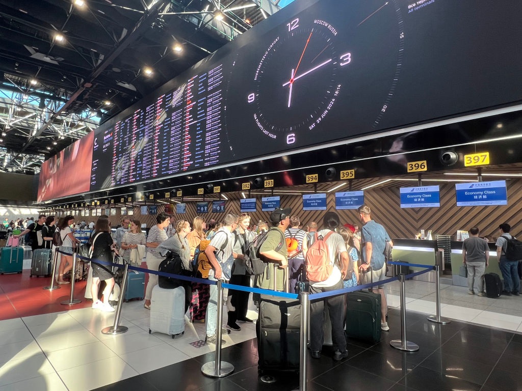 Новини світу - В аеропортах РФ виник колапс через атаку дронів