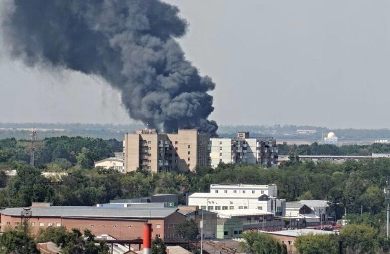 В Ростові на складі спалахнула величезна пожежа