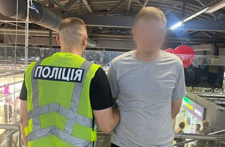 В ТЦ Києва сталася поножовщина: поліція затримала підозрюваного
