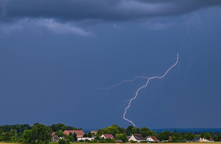 В Україні оголосили жовтий рівень небезпеки через грози