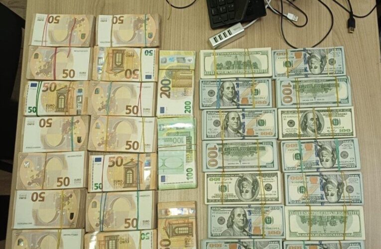 В українця вилучили велику суму валюти на кордоні