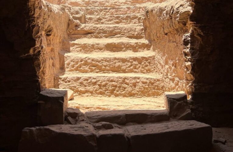 В Єгипті знайшли гробницю з прикрашеним двометровим саркофагом