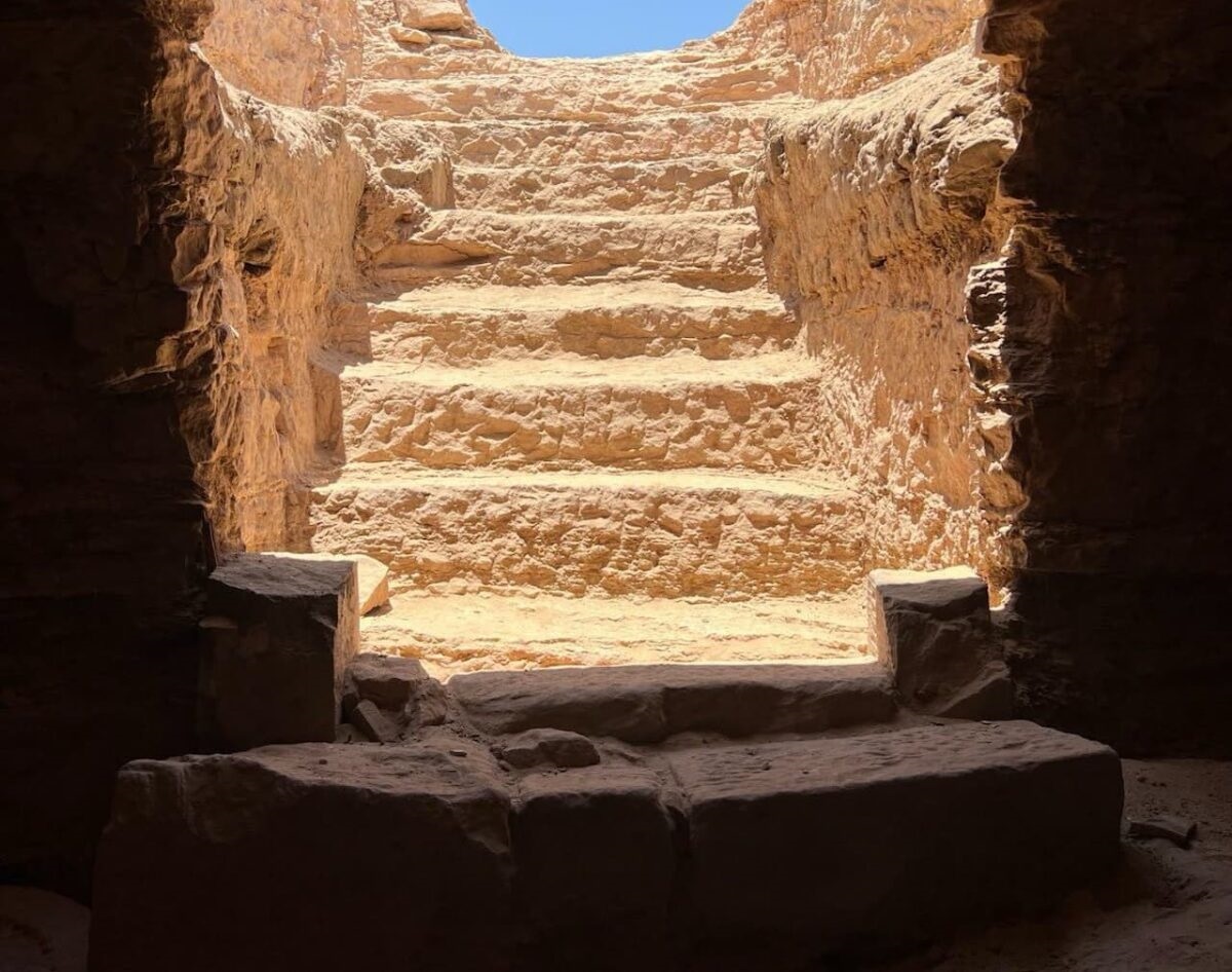 Технології - В Єгипті знайшли гробницю з прикрашеним двометровим саркофагом