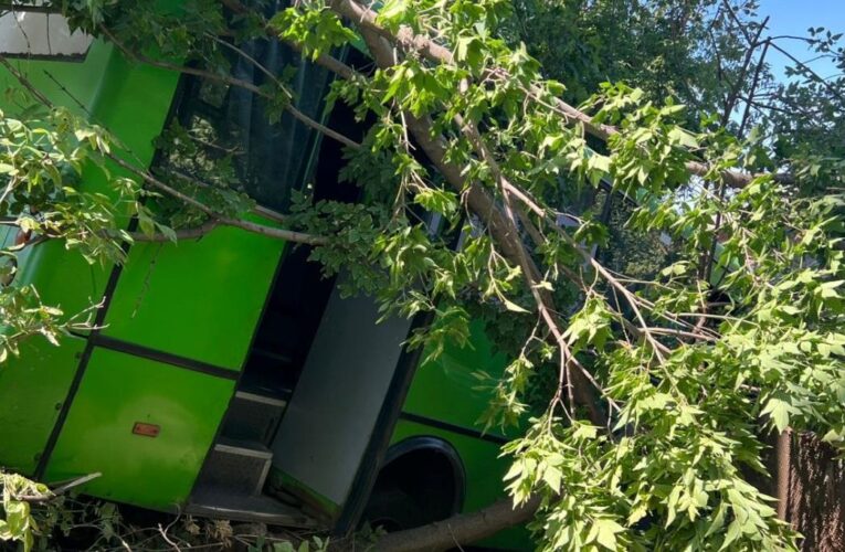 “Водію стало зле”: в Харкові автобус потрапив в ДТП, є потерпілі