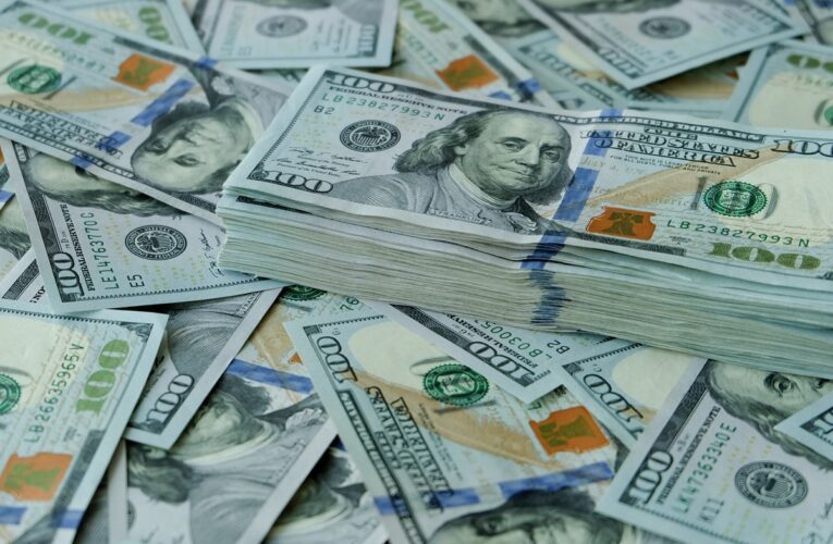 Євро витісняє долар зі світових резервів – МВФ