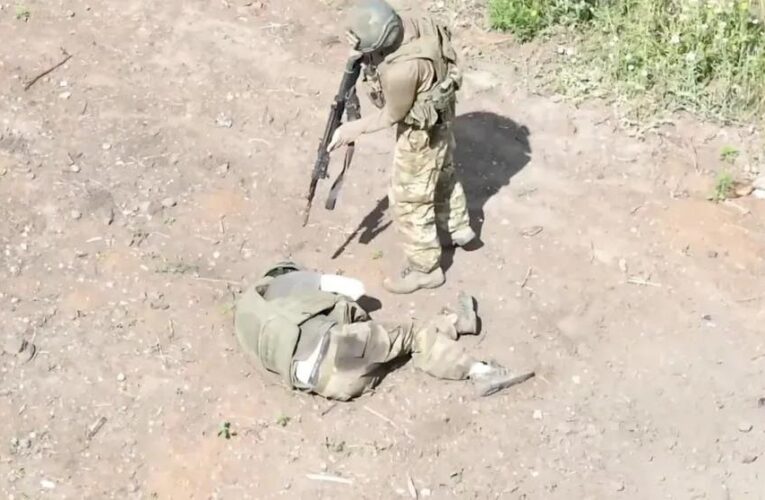 З’явилось відео, як військовий РФ убив пораненого
