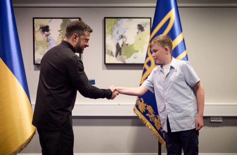 Зеленський нагородив 11-річного данського волонтера