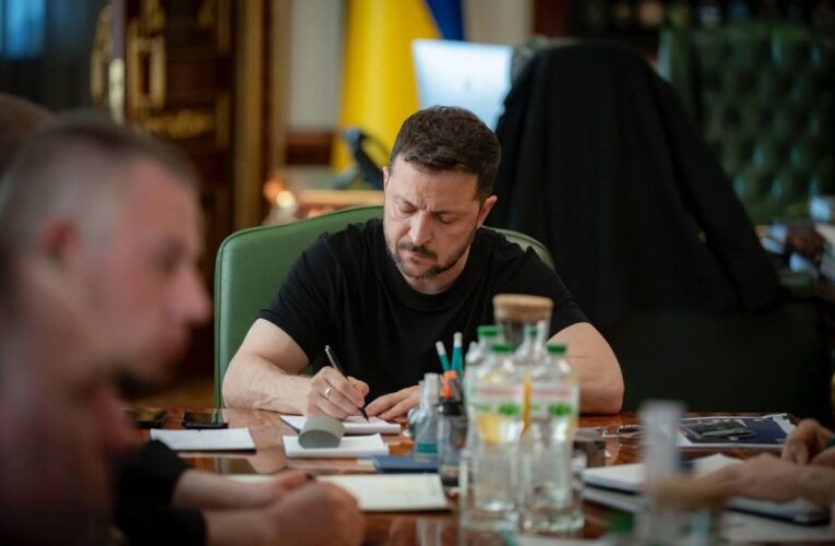 Зеленський підписав три невідкладні закони