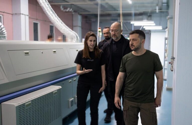 Зеленський побував на підприємстві, яке робить зброю “розумною”