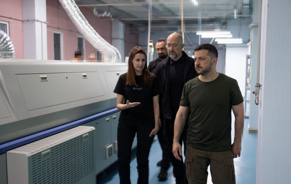 Новини України - Зеленський побував на підприємстві, яке робить зброю "розумною"