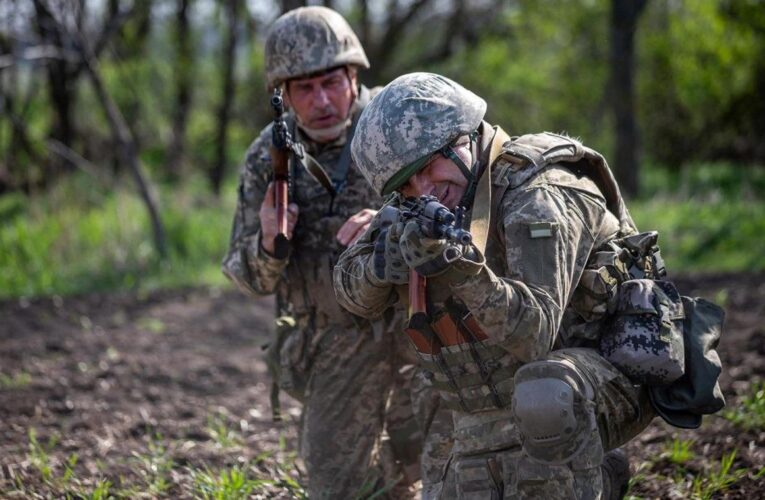 Зеленський схвалив військові контракти 60+