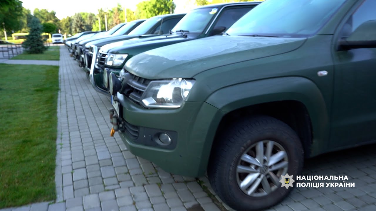 Естонські правоохоронці передали поліції України 16 авто для евакуації цивільних