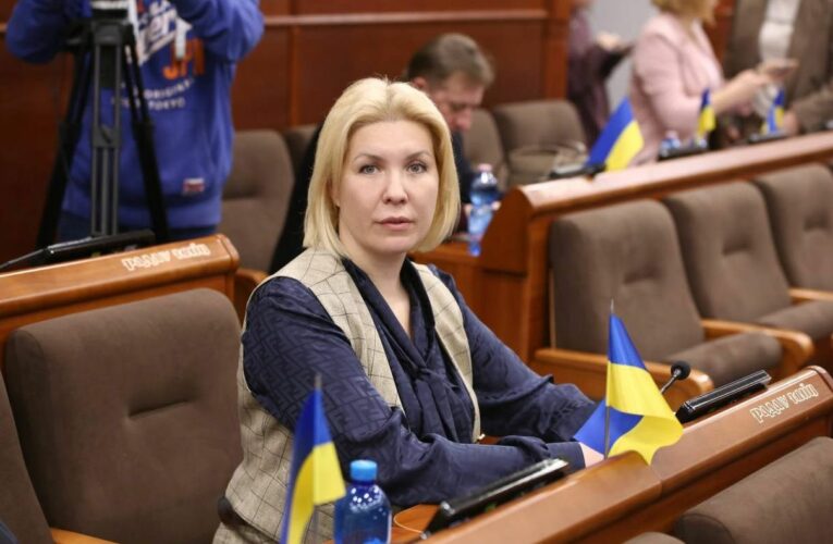 «Службовий» релакс: як чиновниця КМДА Міра Смірнова рятує імідж держави з шезлонга біля океану