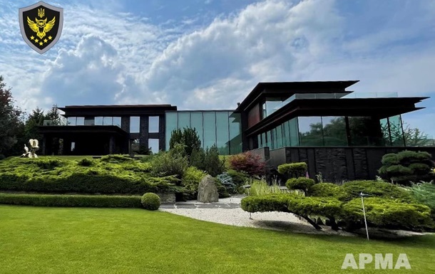 АРМА продаєв управління активи Фукса