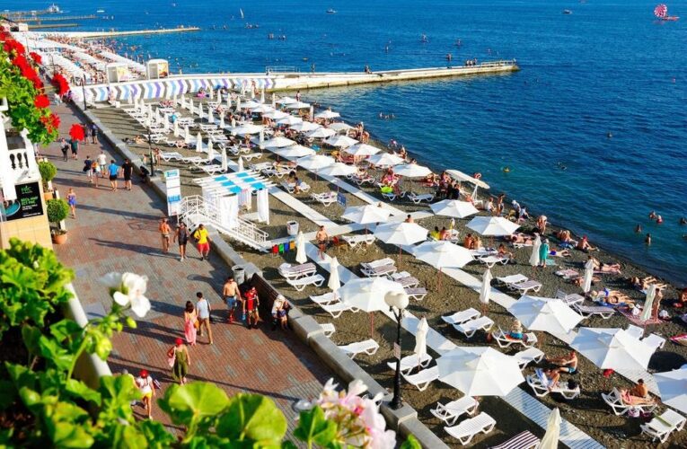 Атака дронів спричинила паніку на пляжах Сочі