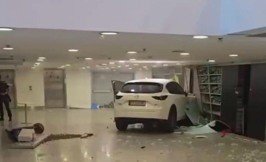 Новини Києва - Автомобіль влетів у ТРЦ Ocean Plaza в Києві