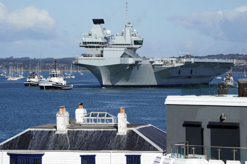 Новини світу - Британська авіаносна група вперше за чотири роки зайшла у порт Японії