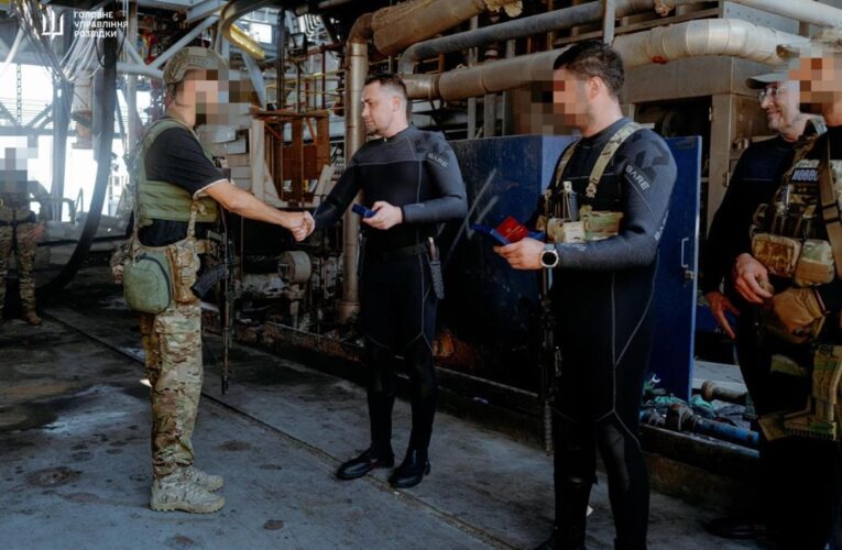 Буданов перевірив позиції на Зміїному та газових “вишках” у Чорному морі