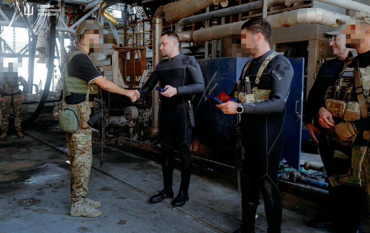 Новини України - Буданов перевірив позиції на Зміїному та газових "вишках" у Чорному морі