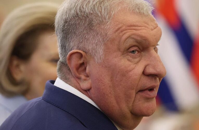 Чистий прибуток Роснєфті впав майже на 70%.