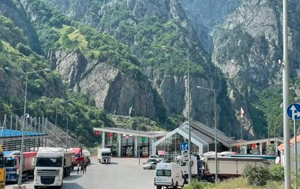 Депортованих до Грузії українців забезпечили речами першої потреби