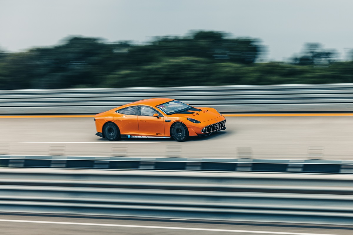 Авто новини - Електроконцепт Mercedes AMG проїхав довжину екватору за сім днів