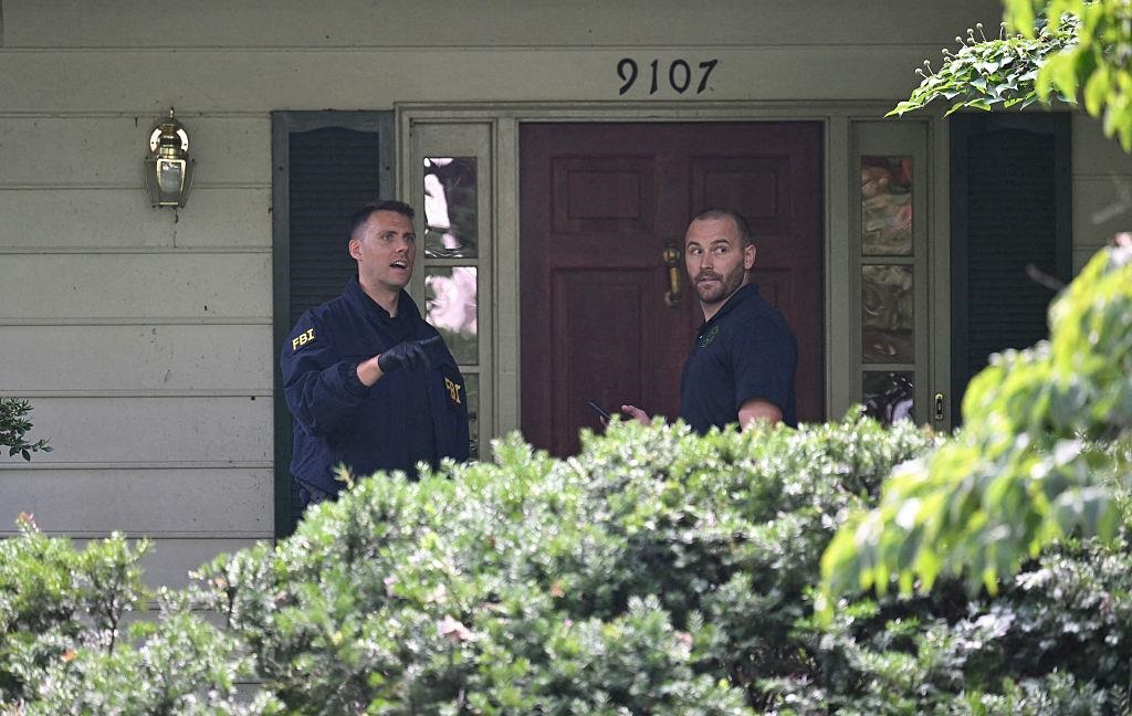 Новини світу - ФБР провело обшук в будинку екс-радника і критика Трампа