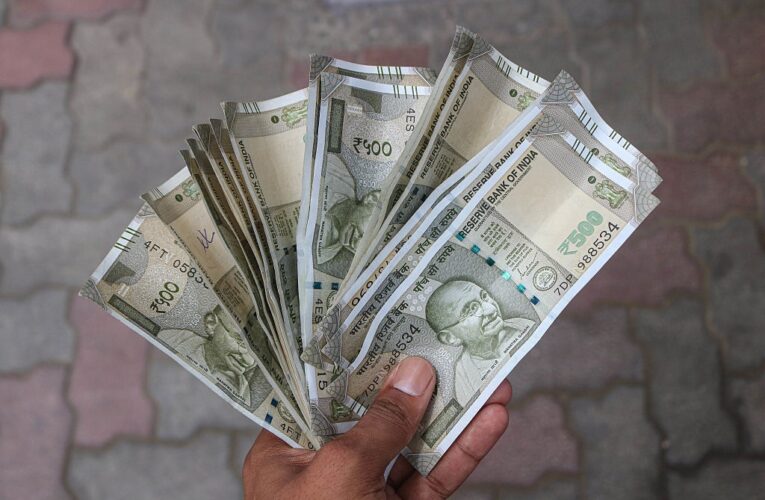 Індійська рупія зафіксувала найгірше падіння за пів року