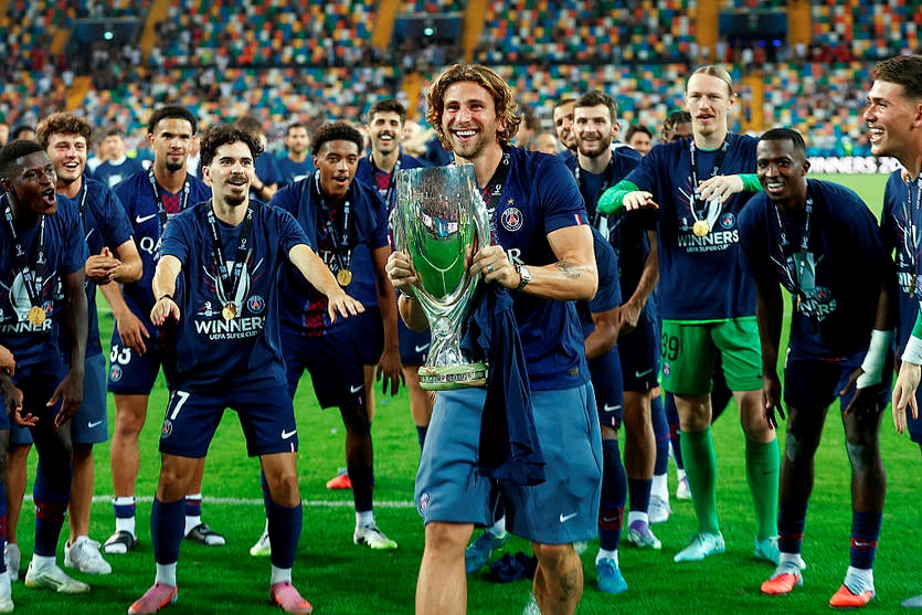 Новини спорту - Капітан ПСЖ вручив медаль Іллі Забарному