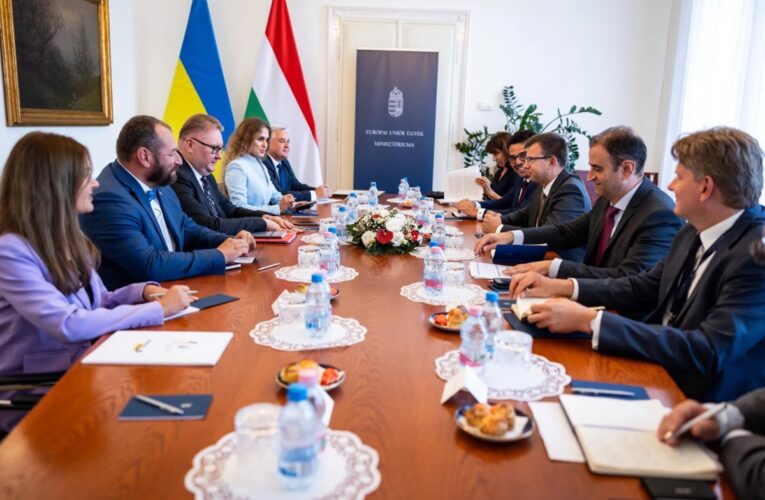 Київ і Будапешт обговорили розблокування вступу до ЄС