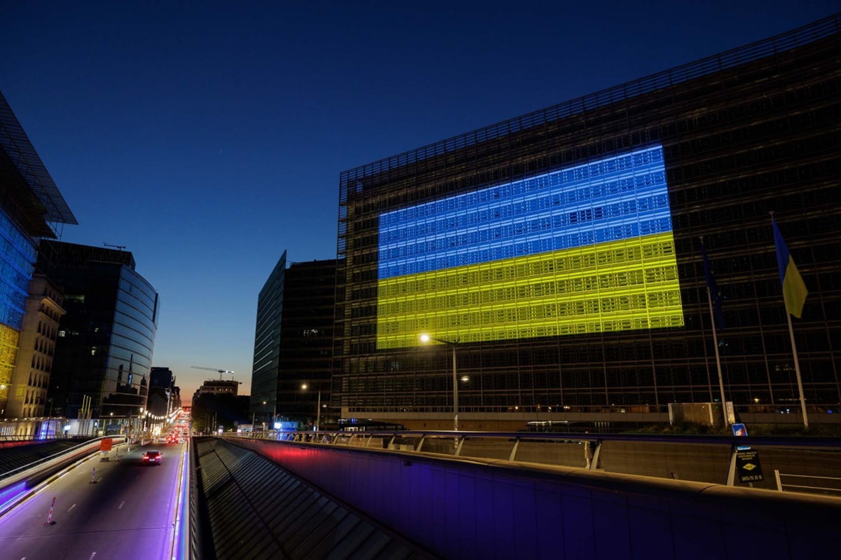 Новини України - Кольорами мужності сяють будівлі ЄК - фон дер Ляєн