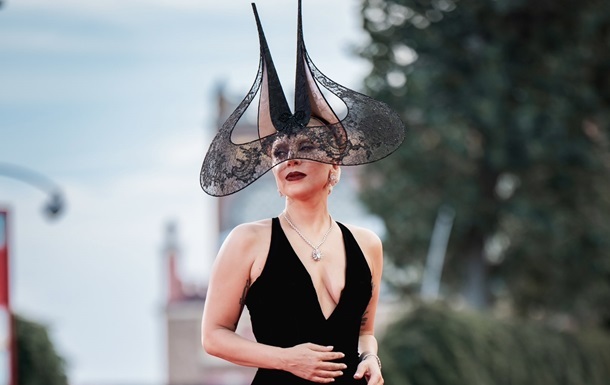 Леді Гага розплакалася на сцені у Нью-Йорку, згадавши слова нареченого