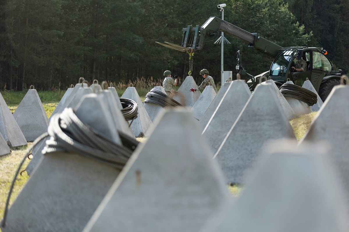 Новини світу - Литва встановила "зуби дракона" на кордоні з РФ та Білоруссю