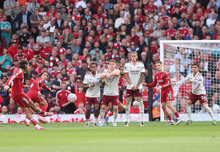 Новини спорту - Ліверпуль та Арсенал ходили з м'ячем по полю до ефектного голу Собослаї