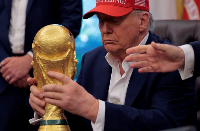 “Можна я залишу його собі?”: Трамп не захотів віддавати кубок ЧС з футболу