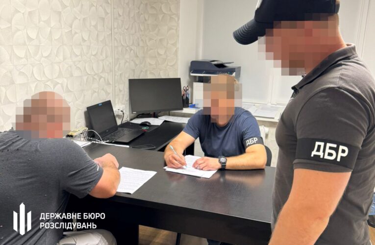 На Донеччині посадовець “нарахував” підлеглим 2 млн грн “бойових”