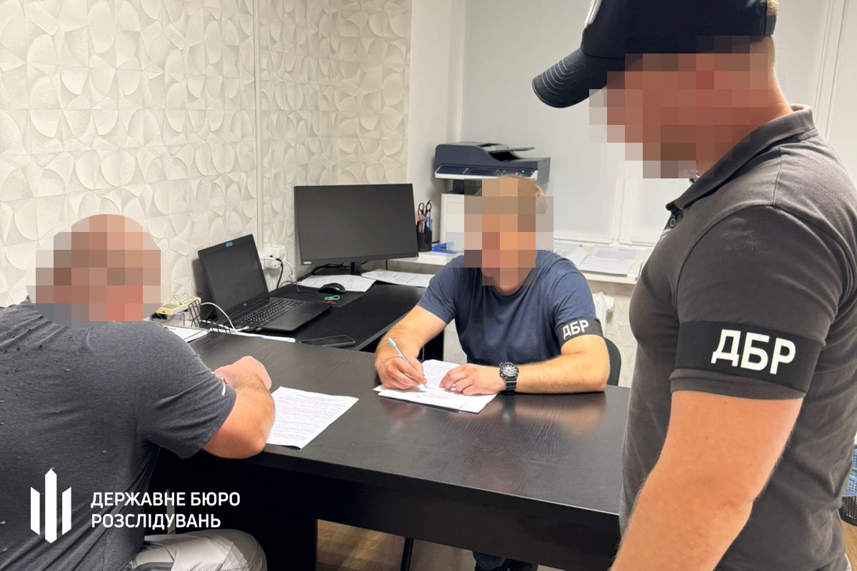 Новини України - На Донеччині посадовець "нарахував" підлеглим 2 млн грн "бойових"