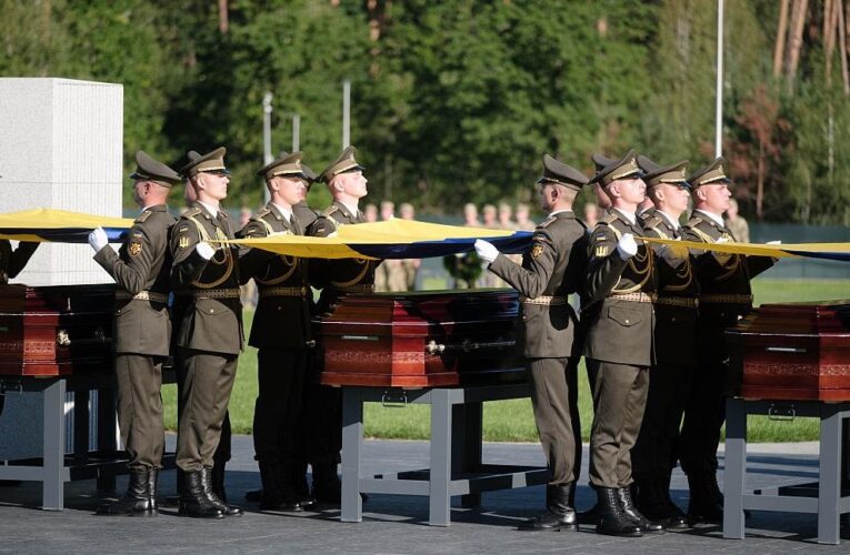 На Національному кладовищі почались поховання