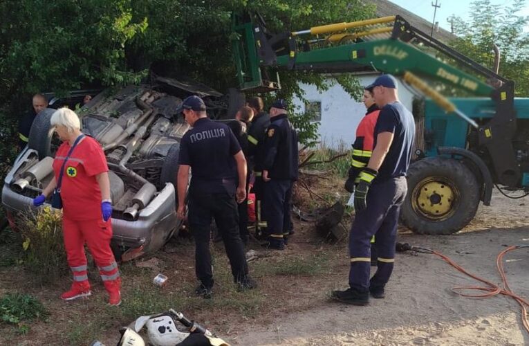 На Одещині п’яний водій врізався в дерево: є загиблий і потерпілі