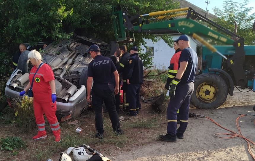 Новини України - На Одещині п’яний водій врізався в дерево: є загиблий і потерпілі