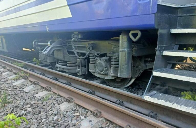 На Закарпатті зійшли з рейок три вагони потяга Запоріжжя-Солотвино